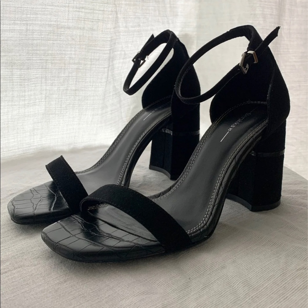 Block Heels - Picture 2 of 11